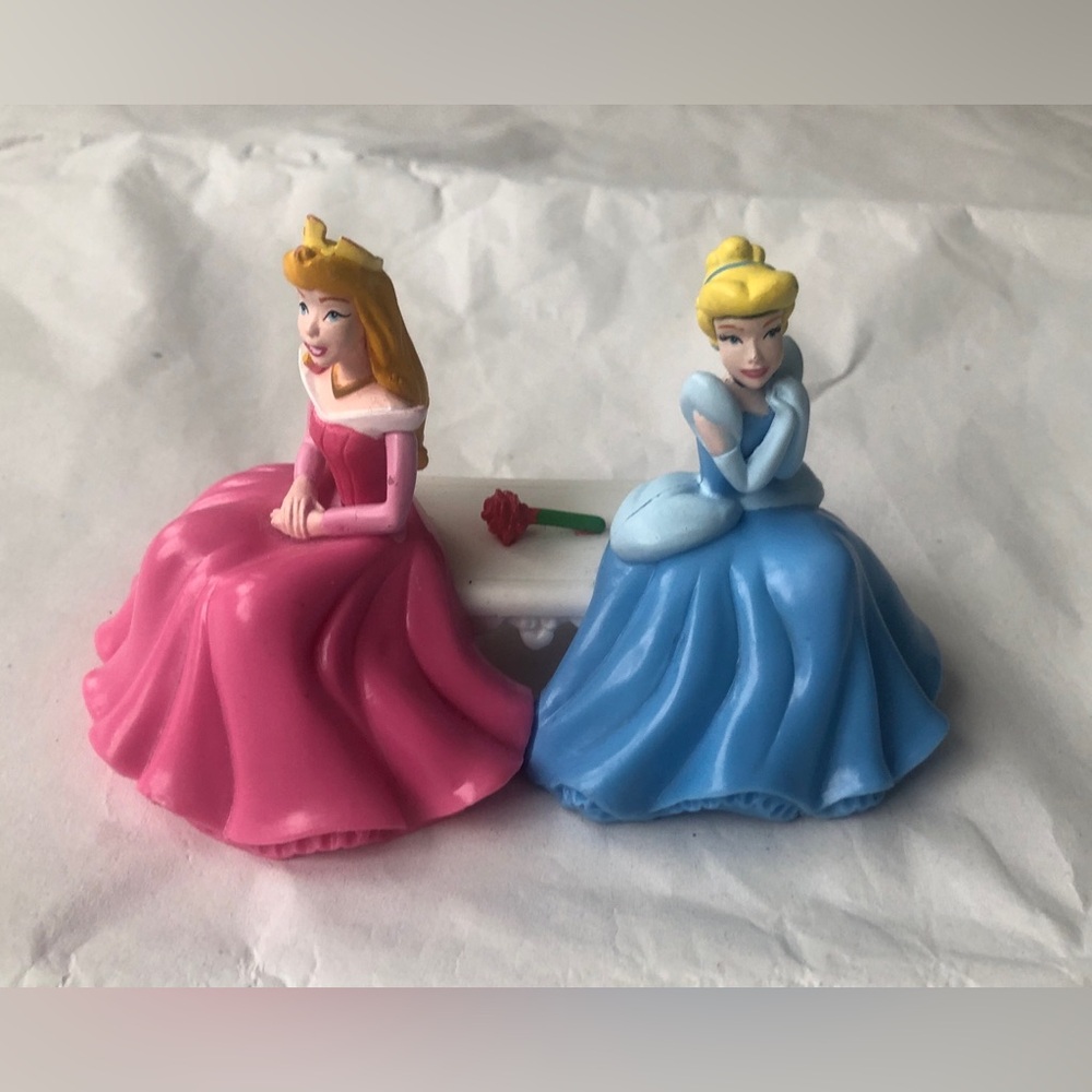 DecoPac Princess Aurora & Cinderella Sitting on a Bench Figure